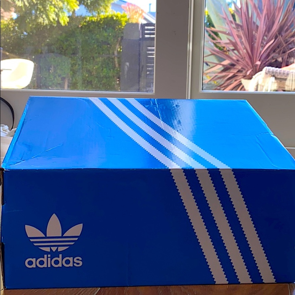 Adidas Men’s 7.5 White sneakers never worn